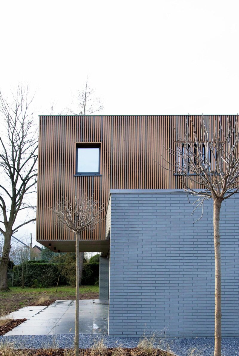 Maison cubique avec bardage en bois extérieur