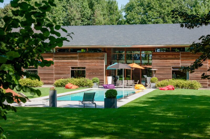 Chalet en bardage en bois avec piscine