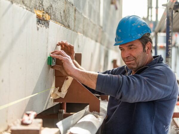 ouvrier-sur-chantier-de-construction